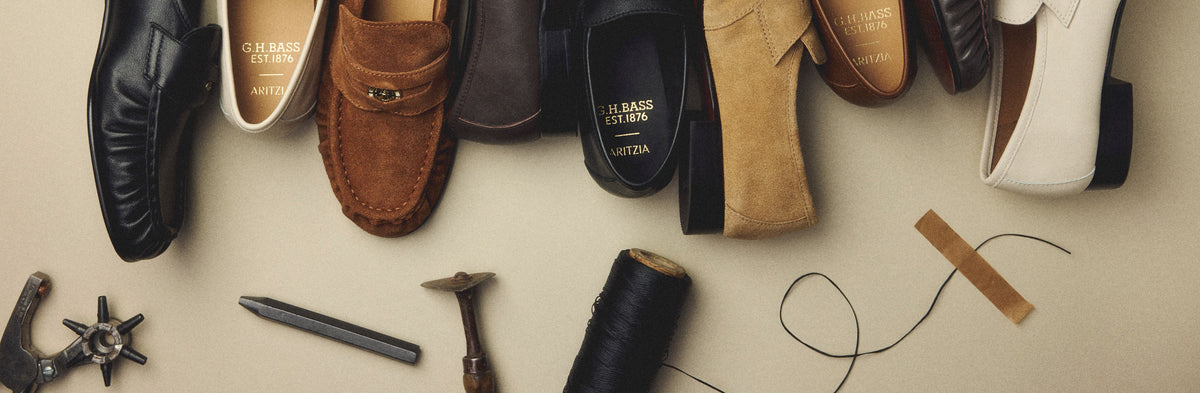 Des mocassins en daim et en cuir marron, noirs et beiges exposés sur un fond beige pâle