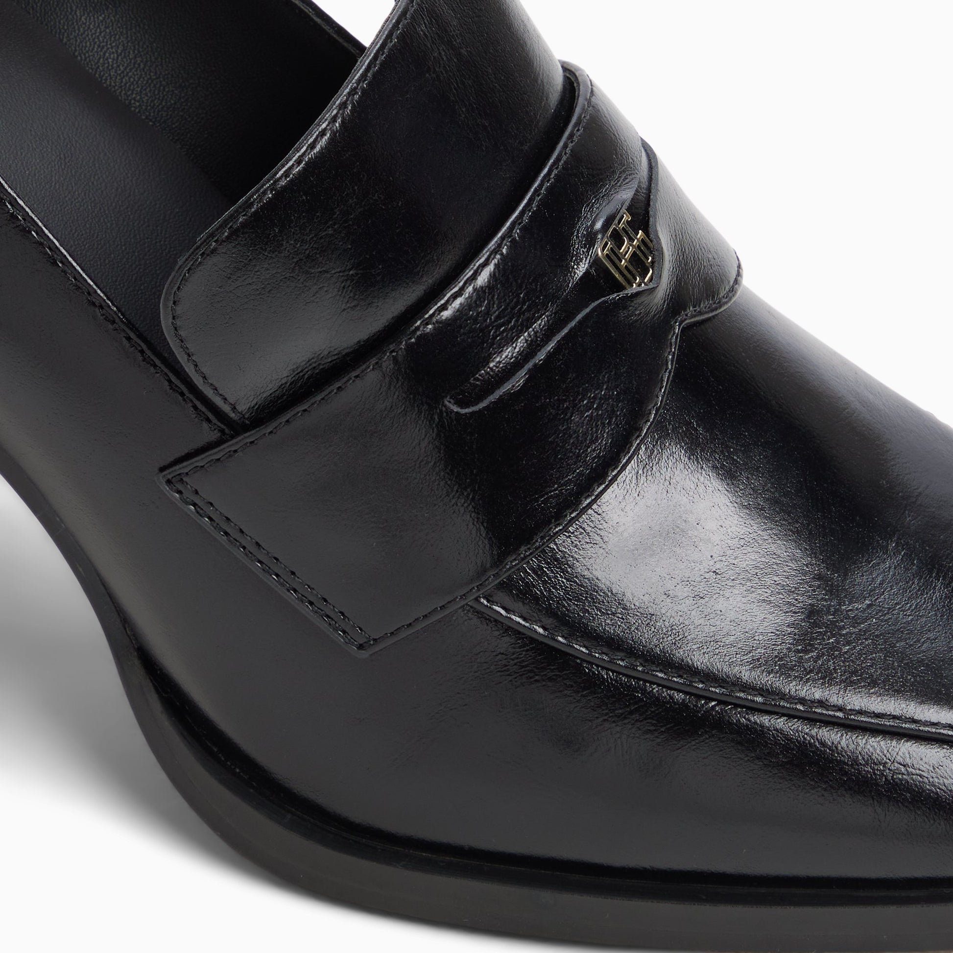 Top-down view of the Black Tessa_lm